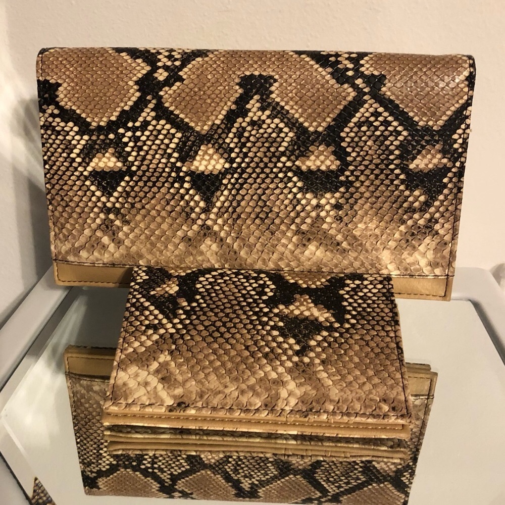 NEW INC INTERNATIONAL CONCEPTS 2 PC SNAKESKIN PRINT CLUTCH & BI-FOLD WALLET SET